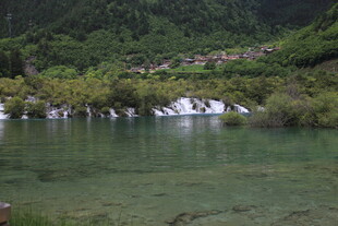 山间清澈溪流与叠瀑景观