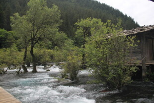 山间溪流旁的古朴小屋