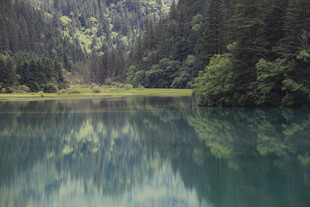 静谧山林中的清澈湖泊