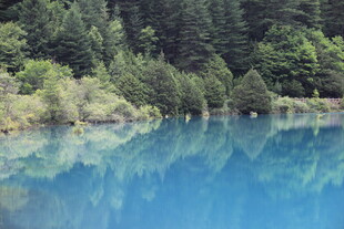 梦幻蓝湖 山林环绕之景
