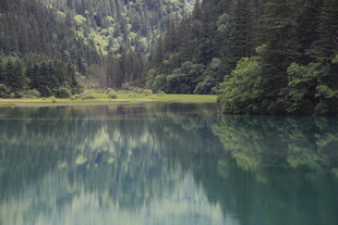 静谧山林中的碧绿湖水