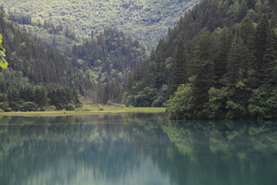 山间静谧湖泊美景