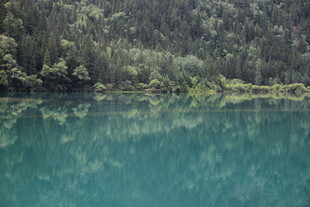 静谧幽蓝湖水映山林