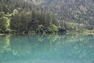 翠绿山林环绕的澄澈湖水
