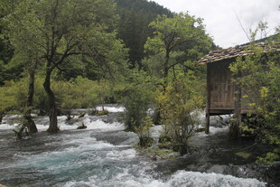 山间溪流旁的古朴小屋