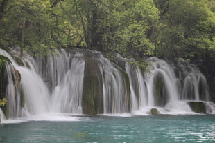 山间秀丽瀑布 碧水潺潺