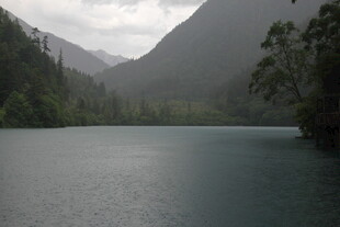 宁静山水间的静谧湖泊