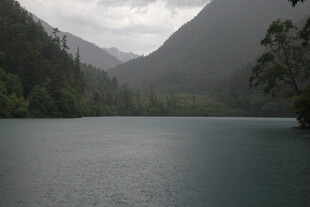 宁静山水间的幽美湖泊