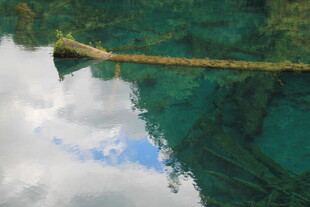 清澈湖水倒映蓝天白云