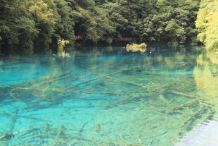 清澈幽蓝的山间静谧湖水