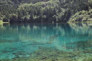 清澈碧绿的山间湖泊