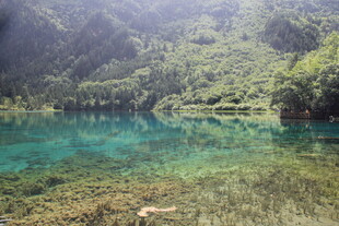 山间碧湖 自然清新美景