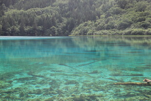 清澈幽蓝的山间湖泊