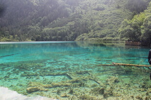 清澈湖景中的独舟旅人