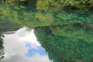 清澈湖水映蓝天白云