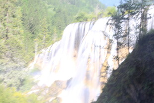 山间瀑布现绚丽彩虹