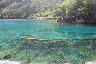 梦幻蓝绿湖水 山林环绕