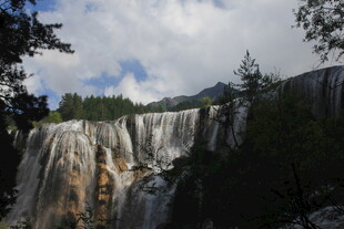 壮观山间瀑布景色