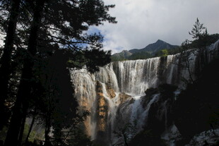 壮观瀑布与周围山林景象