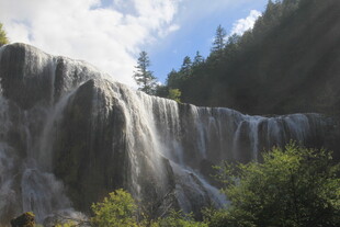 山间壮丽瀑布景观