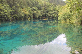 清澈碧绿的山间幽美湖泊