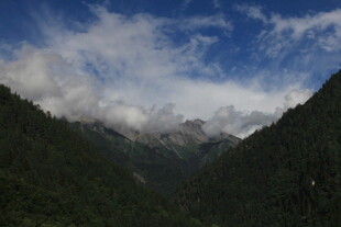 云雾缭绕的山间美景