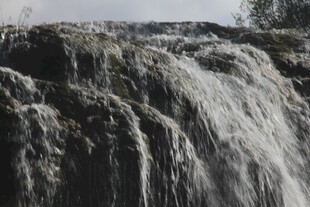 壮观瀑布水流倾泻而下