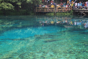 清澈湖水旁的观景人群