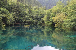九寨沟的澄澈幽蓝湖水