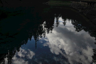 湖面云影倒映自然美景