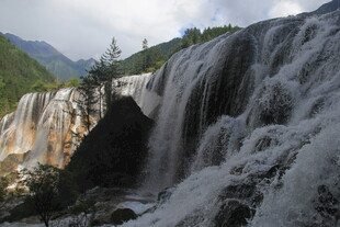壮观山间瀑布美景