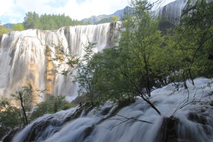 壮观瀑布与葱郁山林