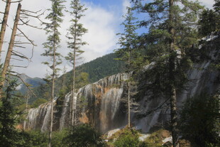 山间壮丽瀑布景观