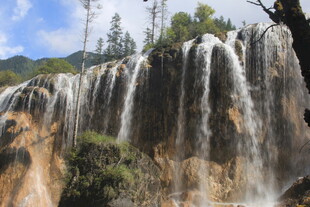 壮观瀑布展现自然之美