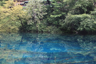 梦幻蓝湖 山林环绕之景