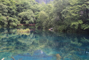梦幻蓝湖 山林环绕之景