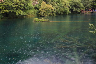 清澈碧绿的宁静湖水