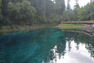 幽美清澈的山间碧绿湖水