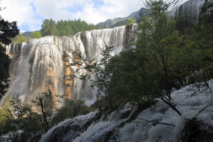 壮观山间瀑布景观