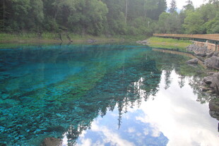 清澈蓝绿色湖水风景图