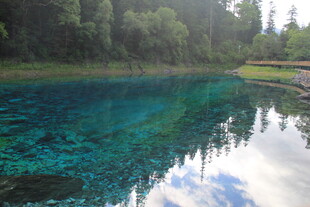 清澈蓝湖映山林美景