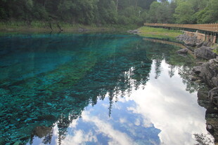 清澈蓝湖美景