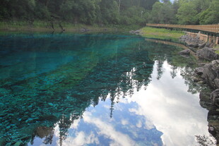 清澈蓝湖倒映蓝天白云