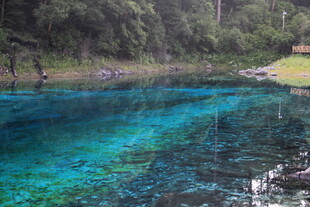 清澈蓝绿湖水自然美景