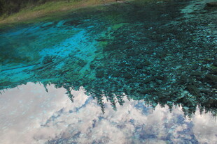 清澈湖水倒映蓝天白云