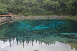 清澈幽蓝的山间静谧湖泊