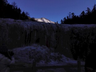 冬日冰瀑与山林景观