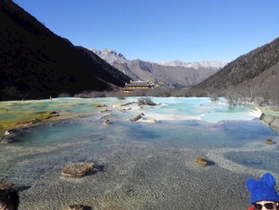 五彩斑斓的山间清澈水域