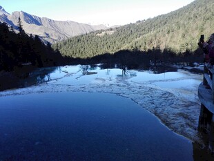 山间静谧湖泊美景