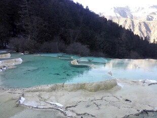 梦幻蓝绿色山间温泉池